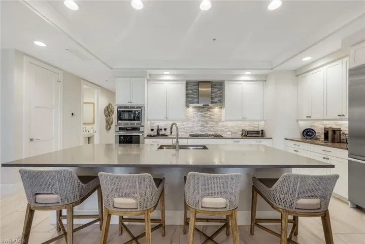 Large kitchen island perfect for meal prep or casualdining.