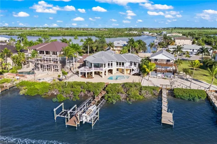 Two boat lifts and easy access out to the beautiful waters of Matlacha Pass and the Gulf!