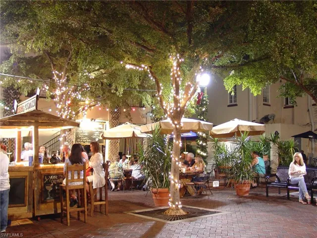 Patio Dining - Downtown Ft. Myers