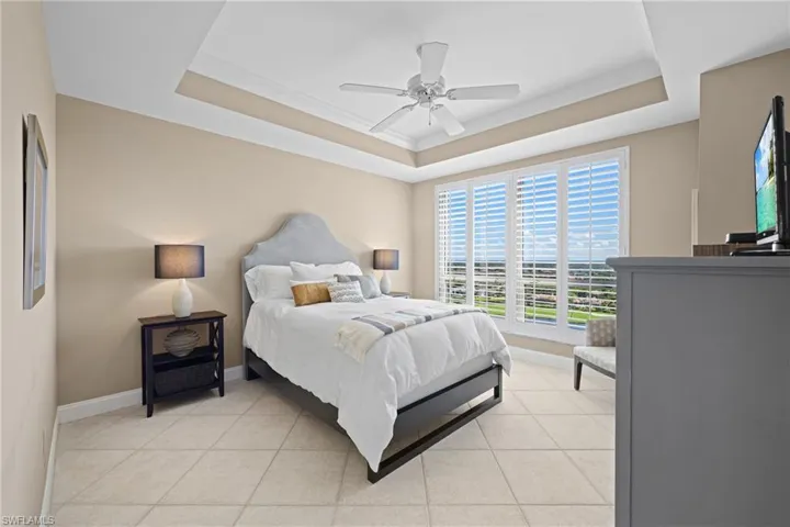 Tray ceiling with crown molding and ceiling fan