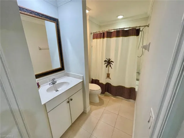Guest bathroom with a combination shower/tub