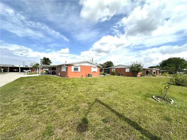 1113  Broad  CT, Lehigh Acres, FL 33936