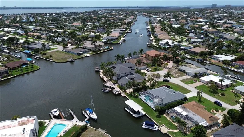 Big intersecting canal views