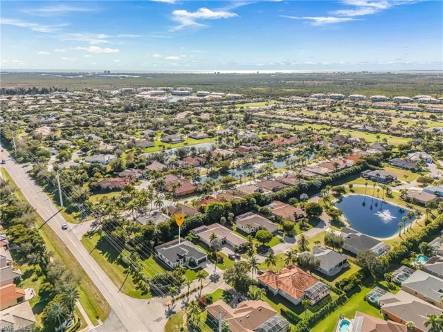 10 minutes to Fort Myers Beach and 10 minutes to the Sanibel Causeway, best location in Lee County, Florida