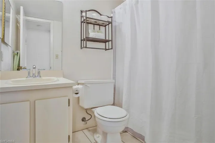 guest bath features and tub shower combo