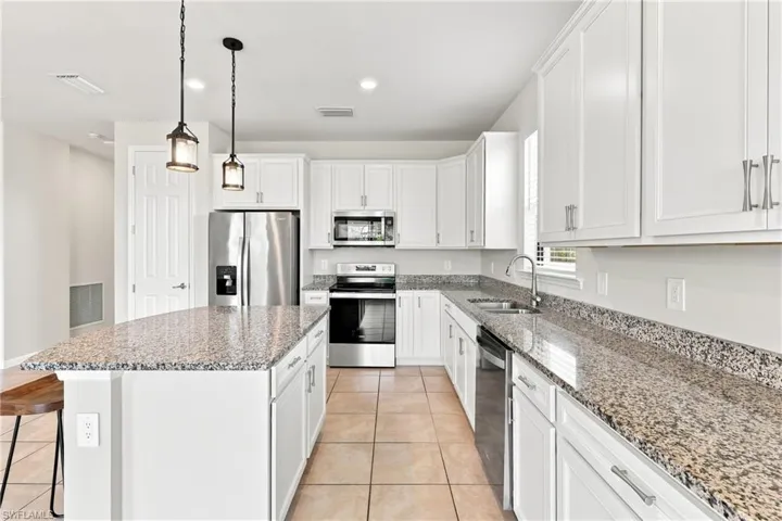 3721 East Hampton Cir Cir, Alva, Florida 33920