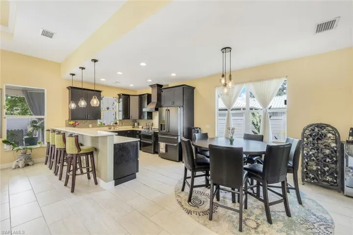 Kitchen & Dining