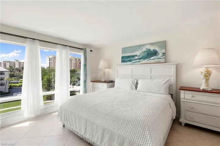 Spacious bedroom, nice and bright