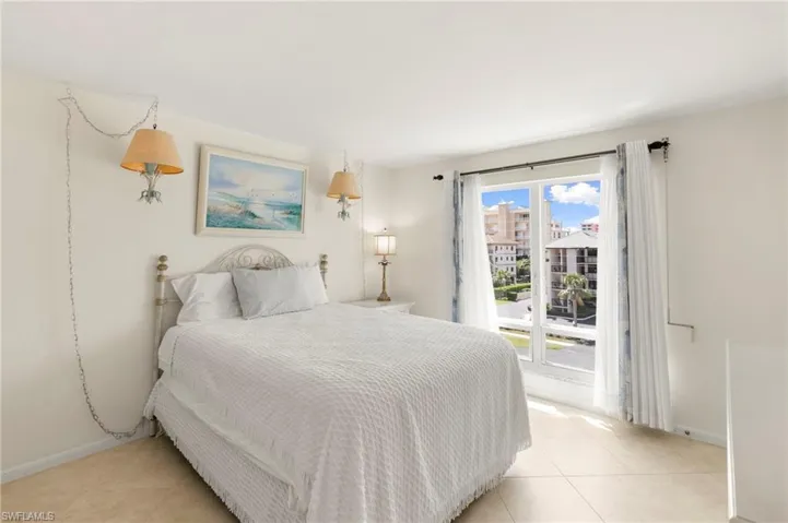 Spacious bedroom with access to lanai