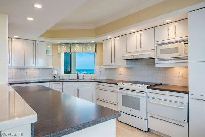7425  Pelican Bay  BLVD, Naples, FL 34108