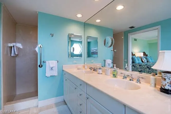 7425  Pelican Bay  BLVD, Naples, FL 34108
