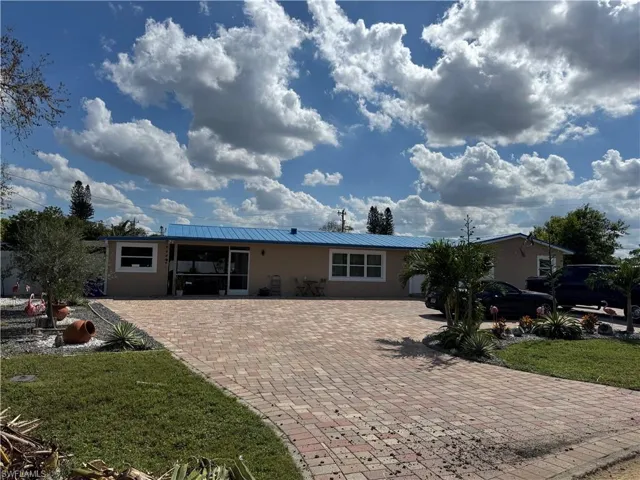 Ranch-style house with a front yard