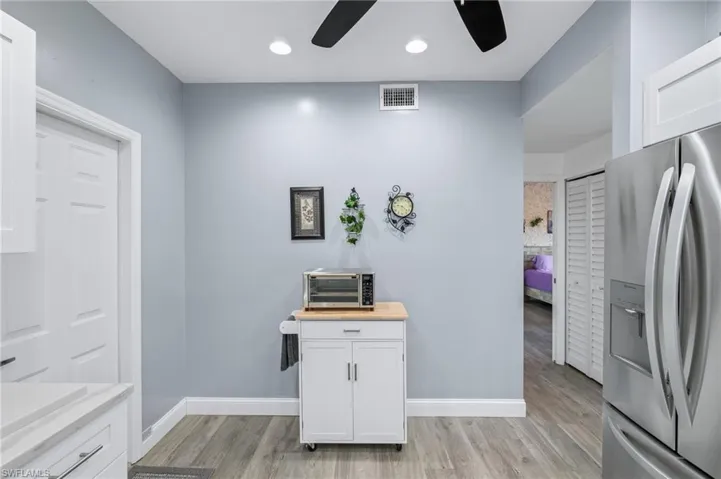 637  Windsor  SQ, Naples, FL 34104