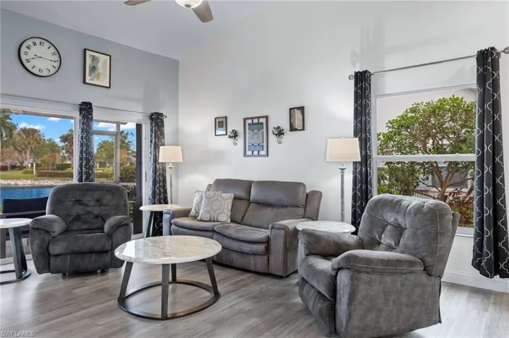 637  Windsor  SQ, Naples, FL 34104