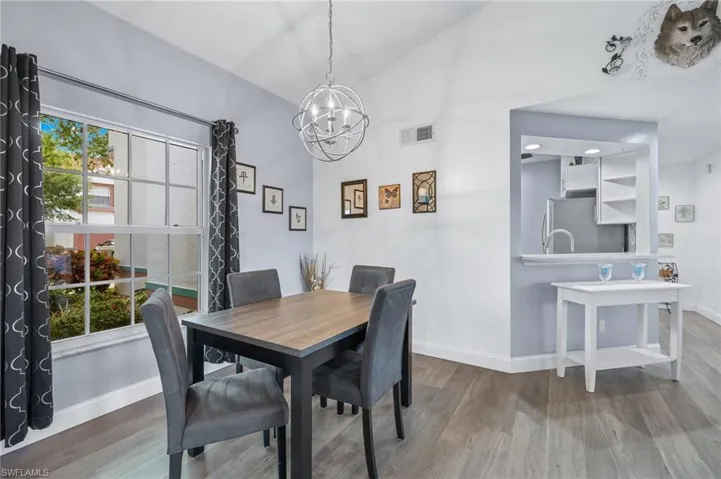 637  Windsor  SQ, Naples, FL 34104