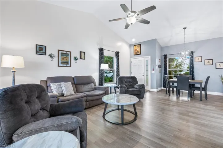 637  Windsor  SQ, Naples, FL 34104