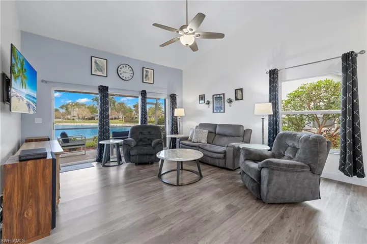 637  Windsor  SQ, Naples, FL 34104