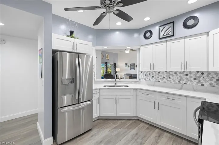 637  Windsor  SQ, Naples, FL 34104