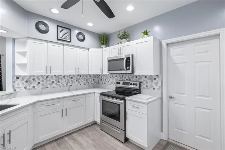637  Windsor  SQ, Naples, FL 34104