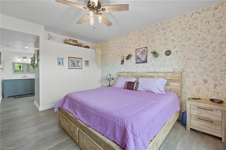 637  Windsor  SQ, Naples, FL 34104