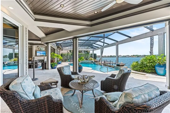 Additional sitting area on lanai