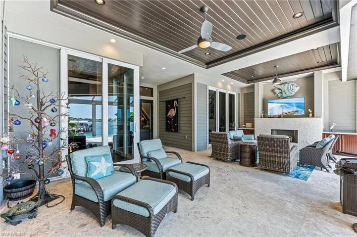 Additional sitting area on lanai