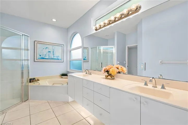 Private en-suite with shower and tub combo!