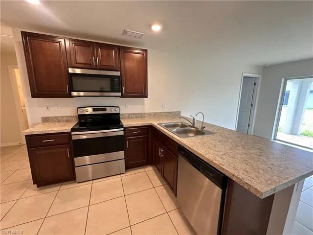 2213 Ne 33rd St, Cape Coral, Florida 33909