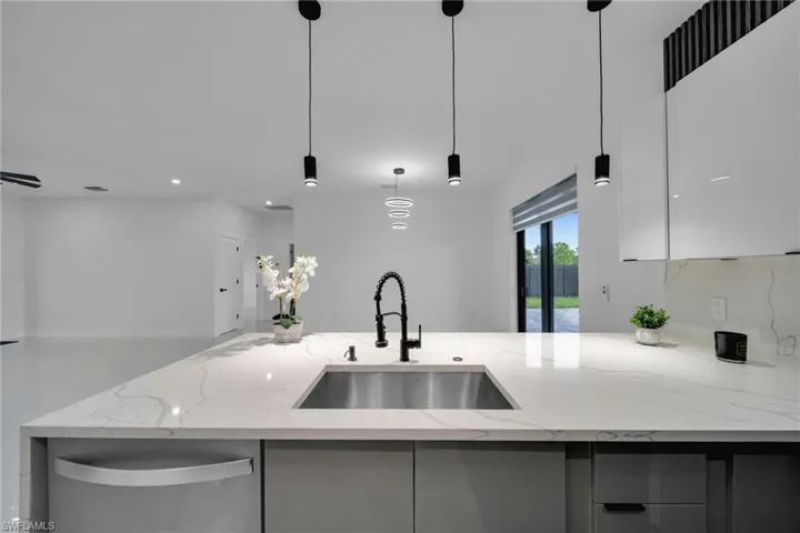1013 Ne 12th Ter, Cape Coral, Florida 33909