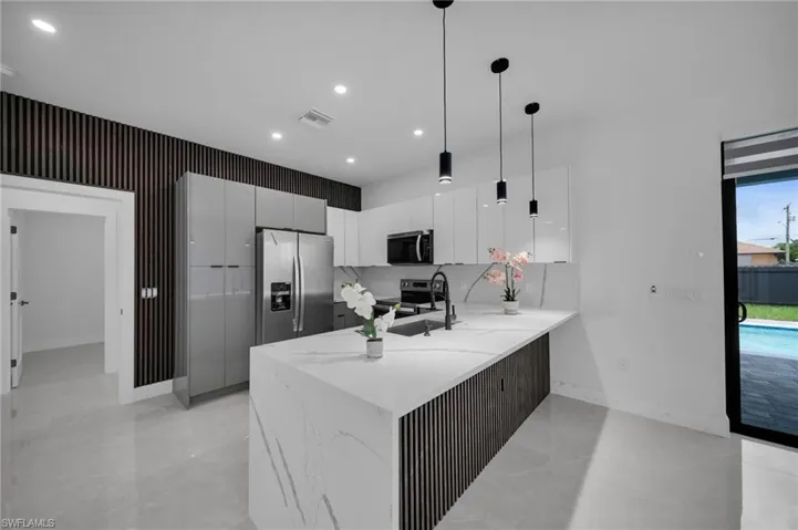 1013 Ne 12th Ter, Cape Coral, Florida 33909