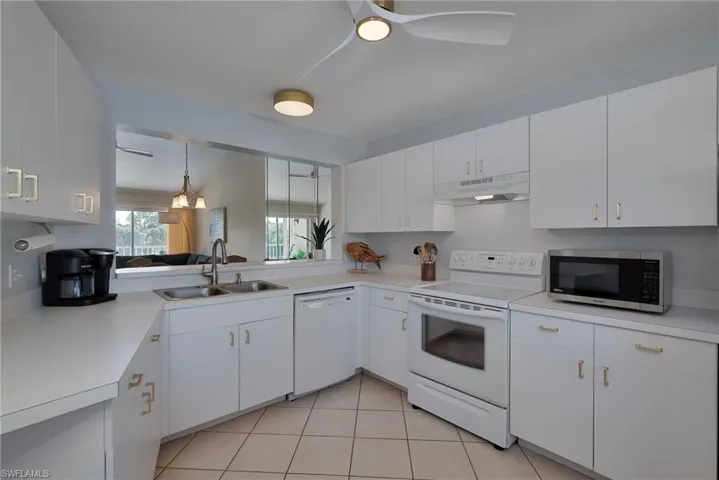 Large Eat-In Kitchen