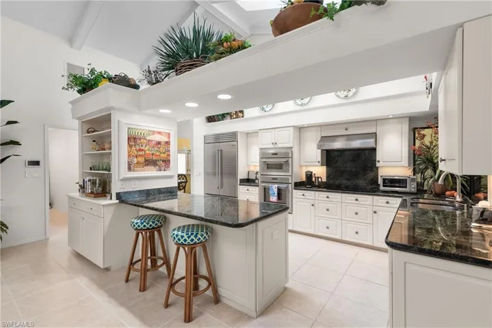 Great island space & breakfast bar