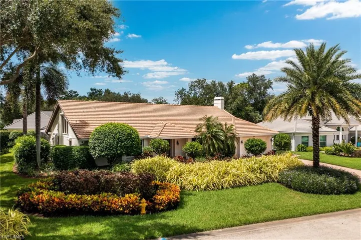 Curb appeal and privacy in this landscape.