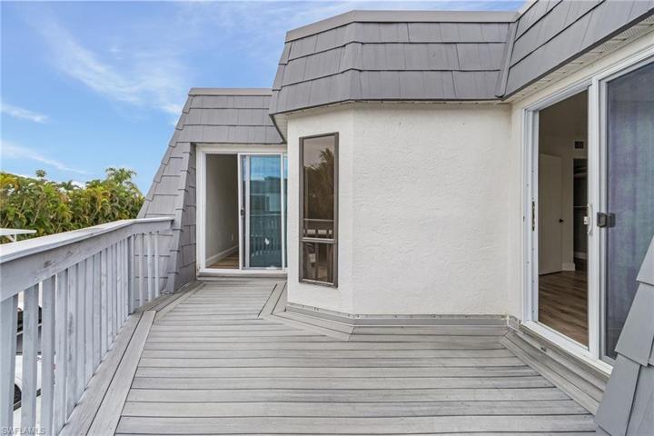 2nd floor balcony