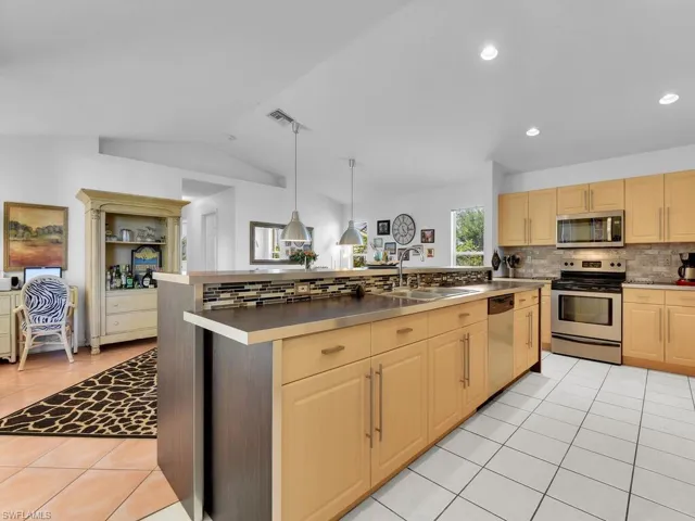 Island w/ Breakfast Bar