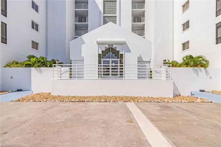 ENTRY TO OCEAN HARBOUR BUILDING 4745.