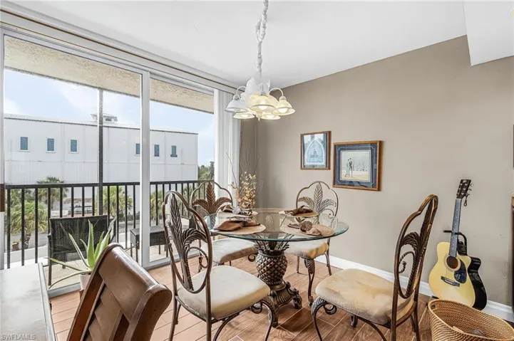 BREAKFAST ROOM ALSO HAS ITS OWN PRIVATE SCREENED LANAI.