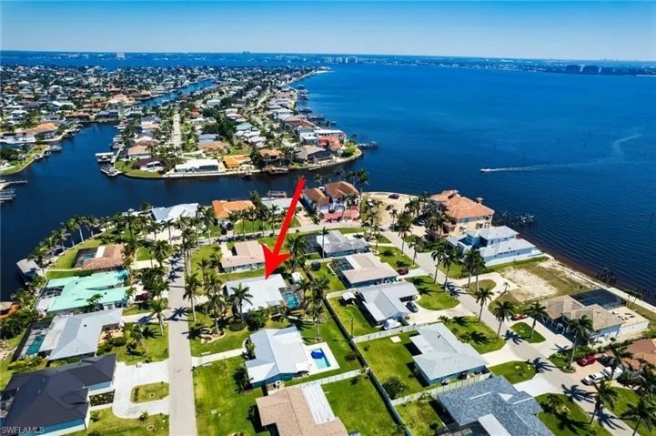 Bird's eye view with a residential view and a water view of Caloosahatchee
