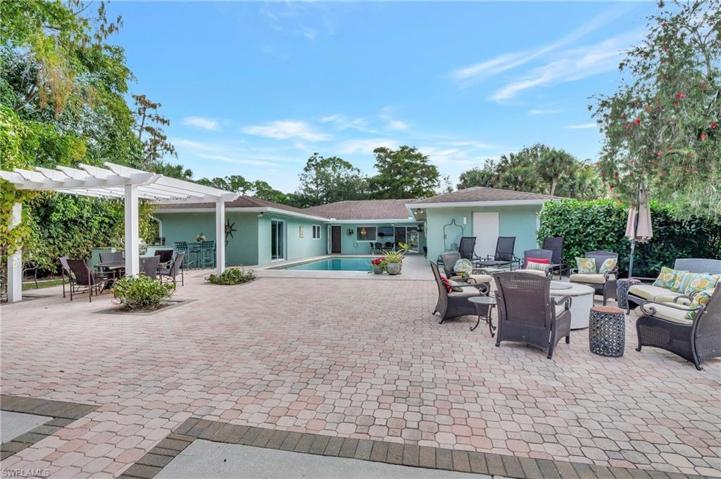 2,000 sq ft brick patio for entertaining