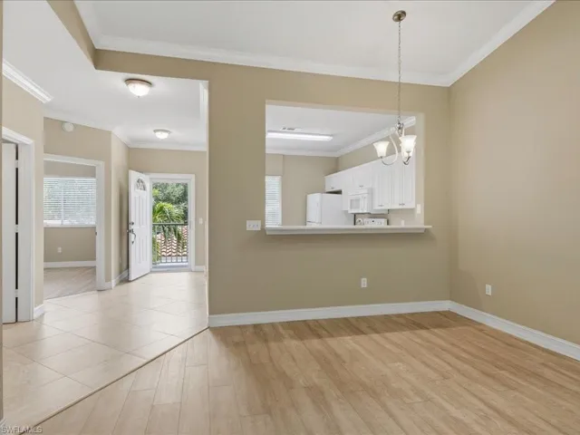 Dining Area & Breakfast Bar