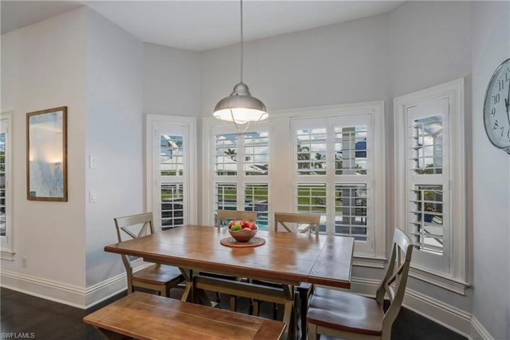 Kitchen Dining with Bay Windows overlooking pool and lake