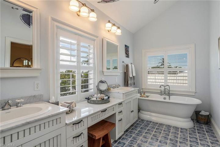 Upstairs Owner Suite Bathroom - has separate tub and shower