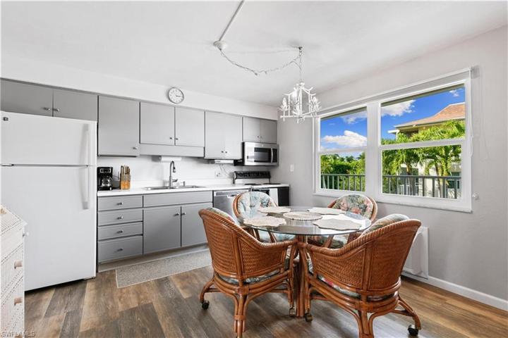 Dining/kitchen area