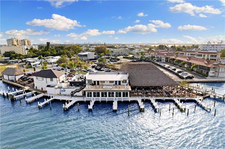 Historic Snook Inn, walking distance