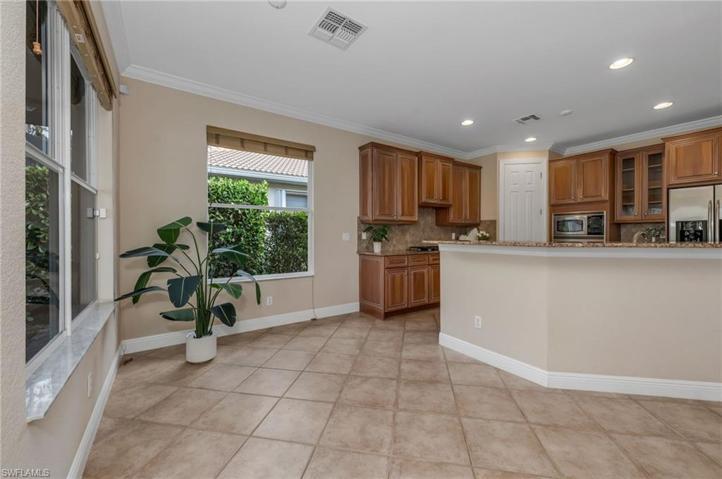 Casual Dining area in kitchen area.