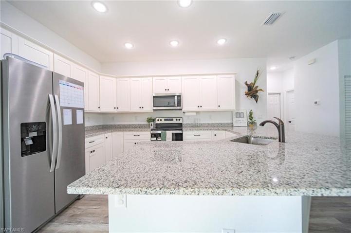 The Wrap Around Kitchen Comes With Granite Countertops, Stainless Steel Appliances, And Real White Wood Cabinets And Drawers, And Can Seat 5 To 6 People Comfortably At The Breakfast Bar!
