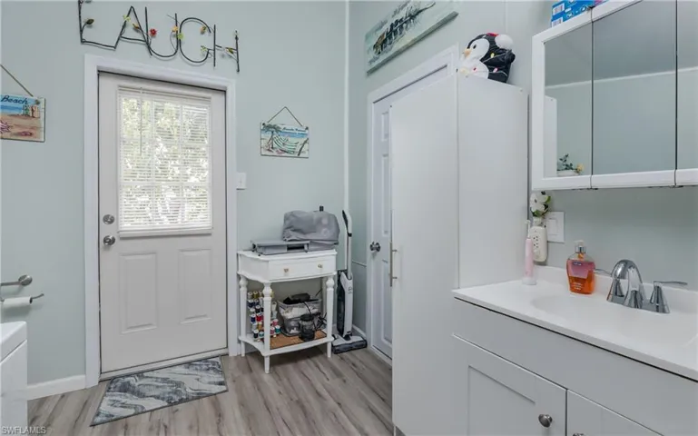 1/2 BATHROOM & LAUNDRY ROOM
