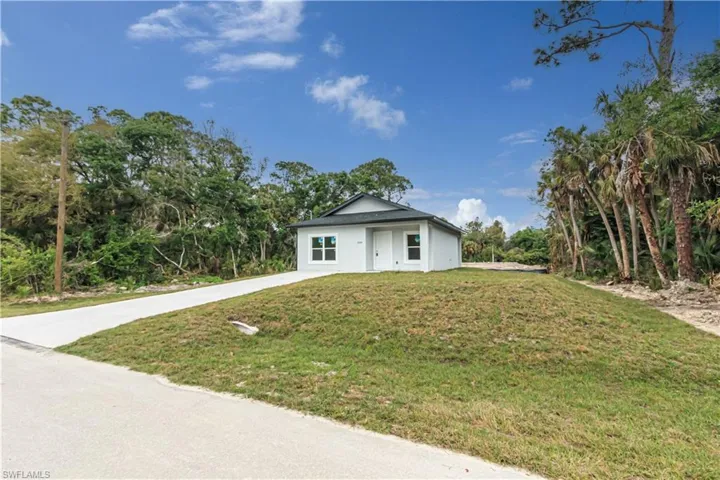 View of front of home featuring a front yard