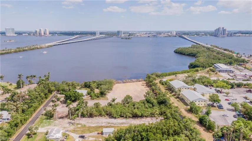 Picture your future here — incredible Caloosahatchee River frontage, sweeping views and a location full of possibilities.