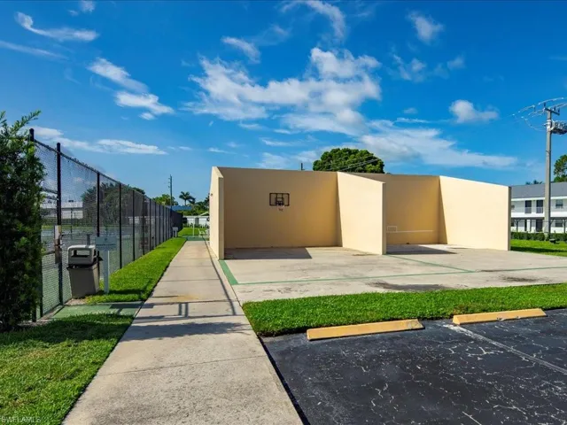 600  Neapolitan  WAY, Naples, FL 34103
